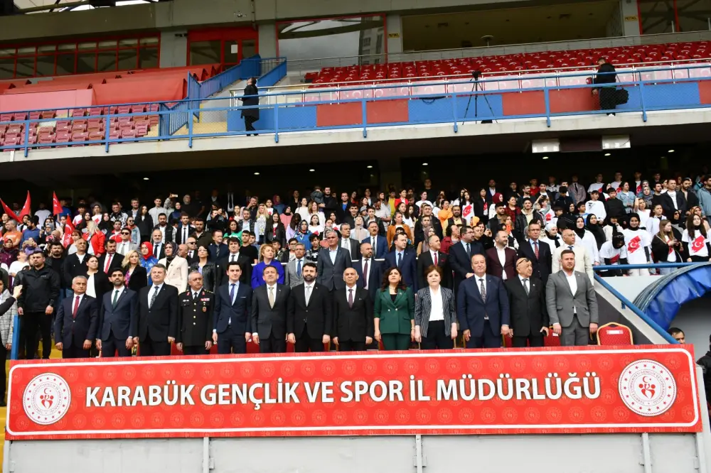 19 MAYIS ATATÜRK’Ü ANMA GENÇLİK VE SPOR BAYRAMI TÖRENLE KUTLANDI