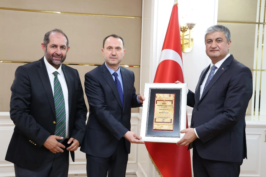 KTSO BAŞKANI ÇAPRAZ, SARI TRAVERTEN TAŞI TESCİL BELGESİNİ VALİ YAVUZ'A TAKDİM ETTİ