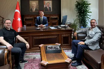 BAŞKAN ADNAN ÇEBİ VE MEHMET MESCIER’DEN KAYMAKAM ÜRKMEZER’E ZİYARET