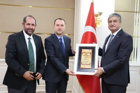 KTSO BAŞKANI ÇAPRAZ, SARI TRAVERTEN TAŞI TESCİL BELGESİNİ VALİ YAVUZ'A TAKDİM ETTİ