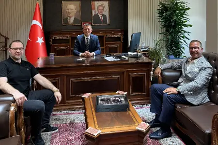 BAŞKAN ADNAN ÇEBİ VE MEHMET MESCIER’DEN KAYMAKAM ÜRKMEZER’E ZİYARET