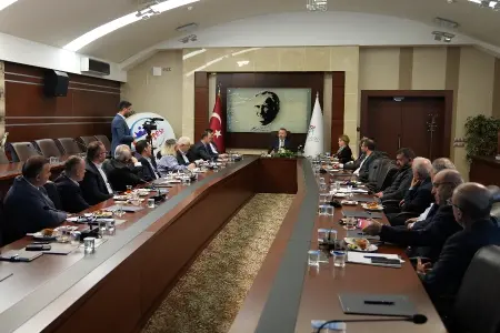 ÜNİVERSİTE-ŞEHİR İŞ BİRLİĞİ ÇERÇEVESİNDE İSTİŞARE TOPLANTISI DÜZENLENDİ
