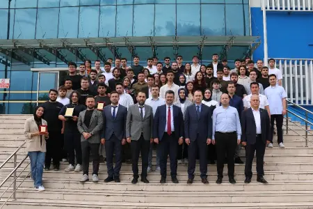 BAŞKAN ÇAPRAZ BİLİŞİM TEKNOLOJİLERİ MYO ÖĞRENCİLERİNİN BAŞARILARINA ORTAK OLDU